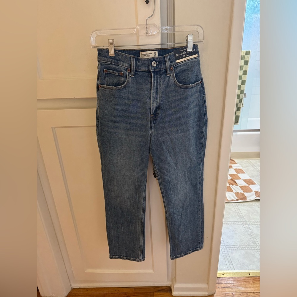 NWT- Abercrombie & Fitch The Anke Straight Curve Love Jean. 25/0 extra short